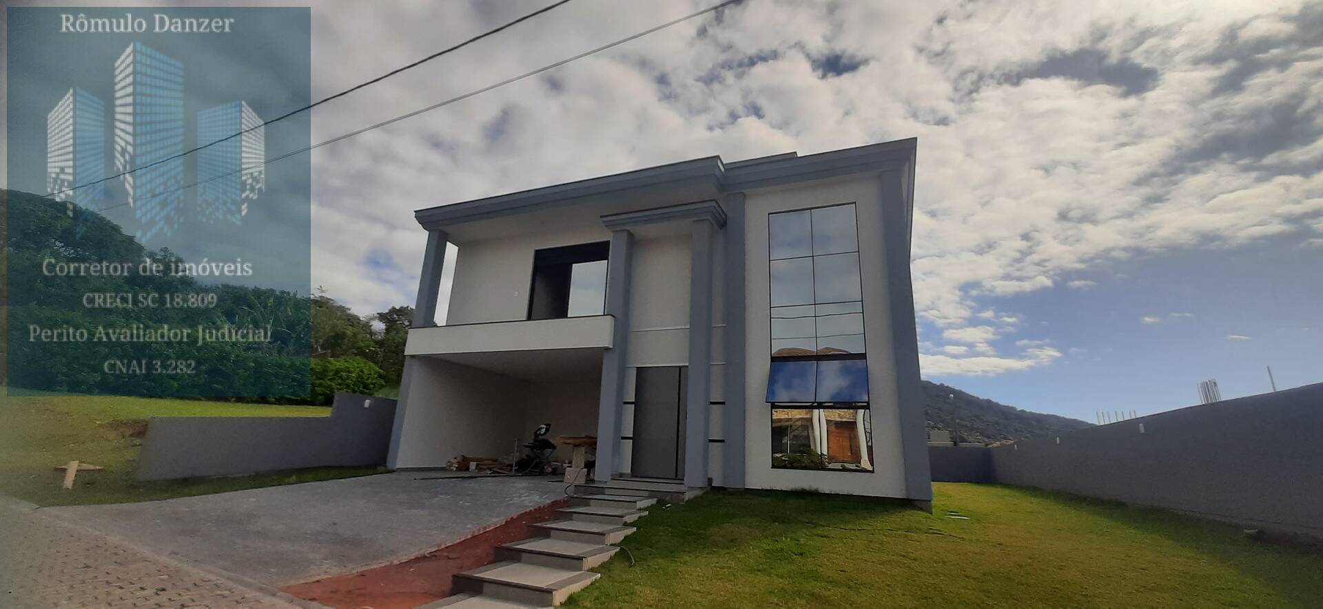 Casa à venda com 4 quartos, 257m² - Foto 1