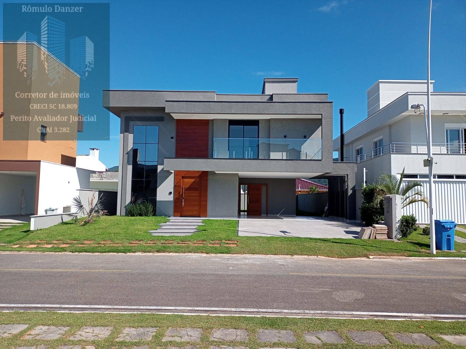 Casa à venda com 4 quartos, 235m² - Foto 1