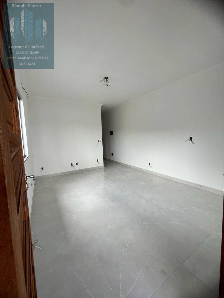 Casa à venda com 2 quartos, 55m² - Foto 4